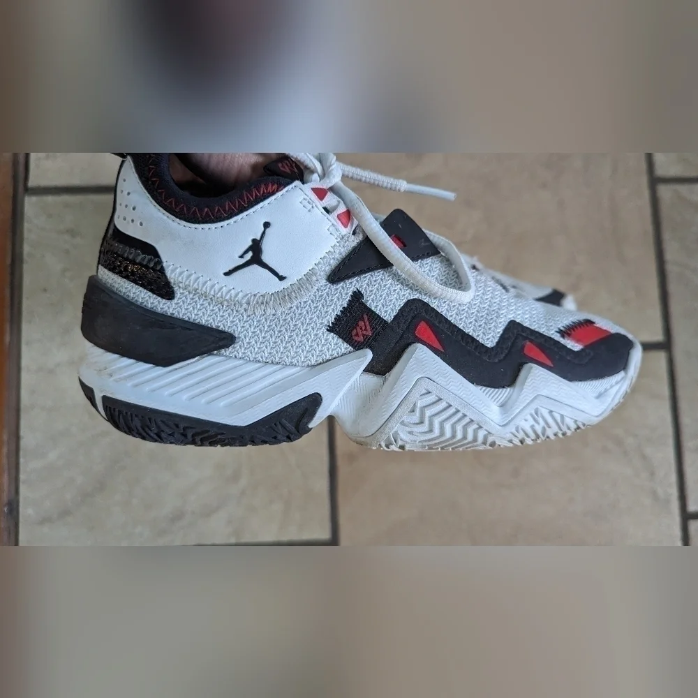 Jordan Kids White Black Red Zig-Zag Basketball Sneakers